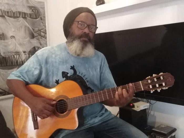 El cantautor Gerardo Alfonso tocando la guitarra