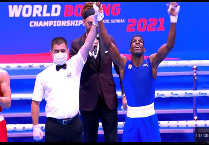 Púgil cubano Andy Cruz, venceral turco Kerem Özmen en la final de los welter ligeros (63.5 kilogramos) del Mundial de boxeo en Belgrado