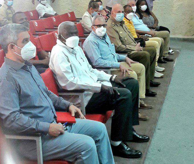 Esteban Lazo y otros participantes en la reunión del Poder Popular de Arroyo Naranjo