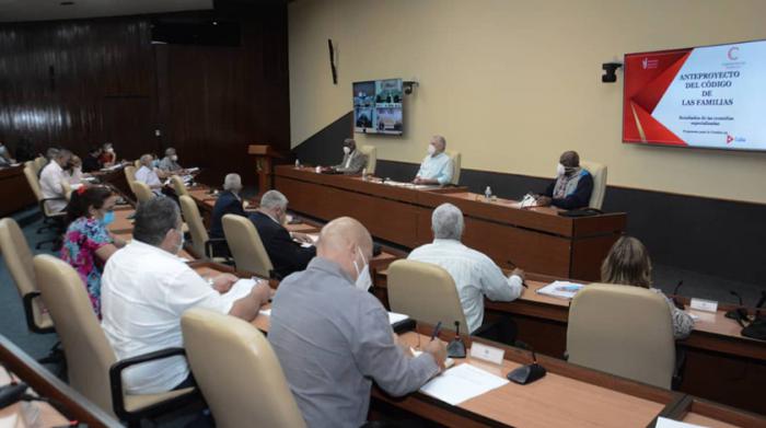 Miguel Díaz-Canel y otras personas 