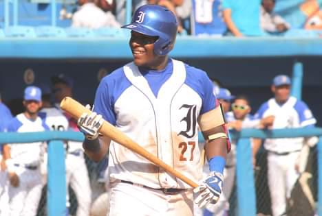 Andrés Hernández con un bate