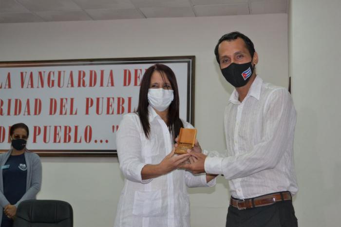 El fiscal Yunior Leyva cuando le entregan el Sello
