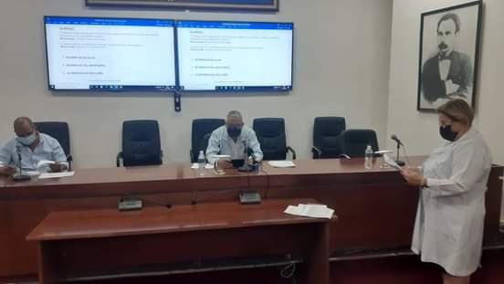 La doctora Nilda Roca y en la presidencia Luis Antonio Torre Iríbar y Reinaldo García Zapata