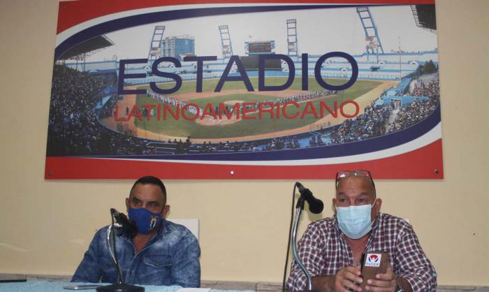 Conferencia de prensa en el salón Adolfo Luque del estadio Latinoamericano.