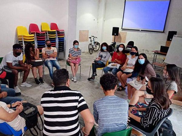 Personas sentadas en círculo en el Centro a+espacios adolescentes