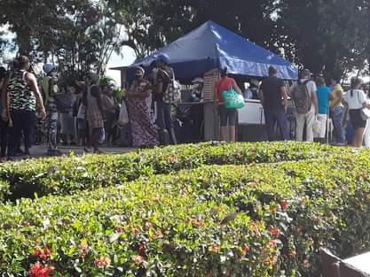 Una carpa con venta de gastronomía en el parque 9 de abril en el Cotorro
