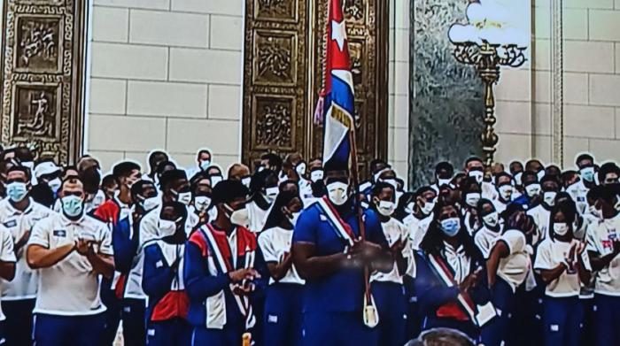 Personas en el acto donde que abanderada delegación cubana que asistirá a I Juegos Panamericanos Júnior