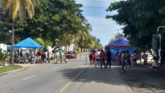 Personas comprando en las carpas