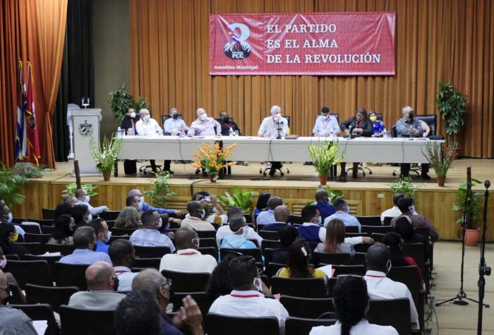 Presidencia y participantes en la asamblea de balance del Partido en Boyeros