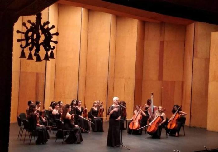 Camerata Romeu tocando en un teatro