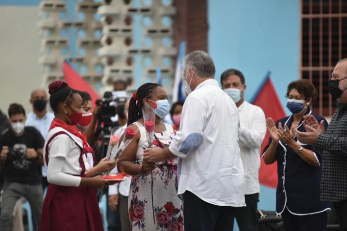 Miguel Díaz-Canel en un acto en una escuela primaria