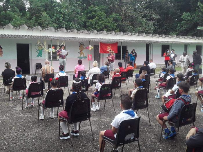 Niños de la escuela primaria sentados en el acto de inicio del curso escolar