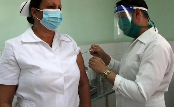 Trabajadora de la Salud que están vacunando