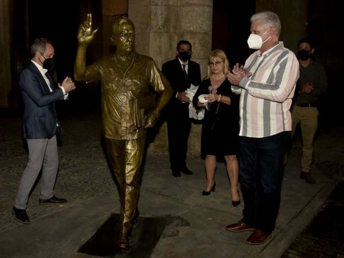 El Primer Secretario del Comité Central del Partido Comunista, Miguel Díaz-Canel Bermúdez, develó en la noche de este lunes una estatua dedicada a Eusebio Leal, que fuera emplazada a la entrada del Palacio de los Capitanes Generales