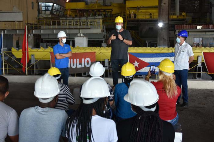 Intercambio de Manu Pineda con trabajadores de Antillana de Acero.