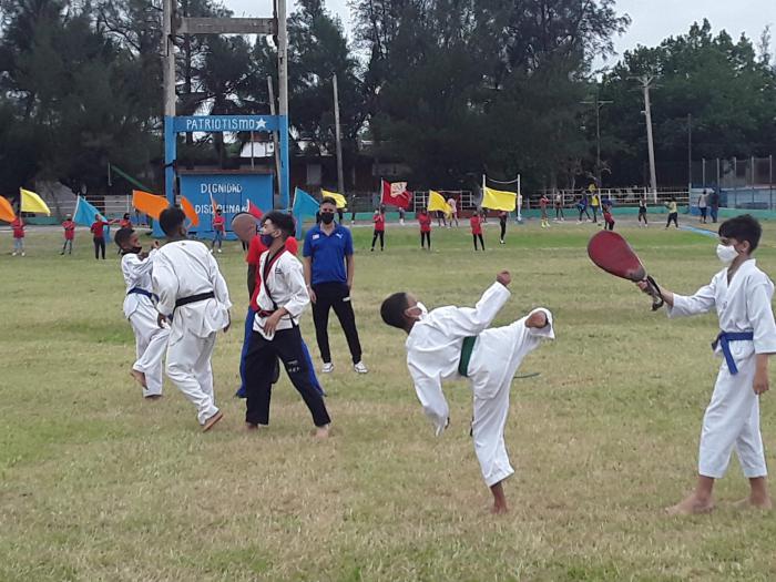 Demostración de Artes marciales por adolescentes 