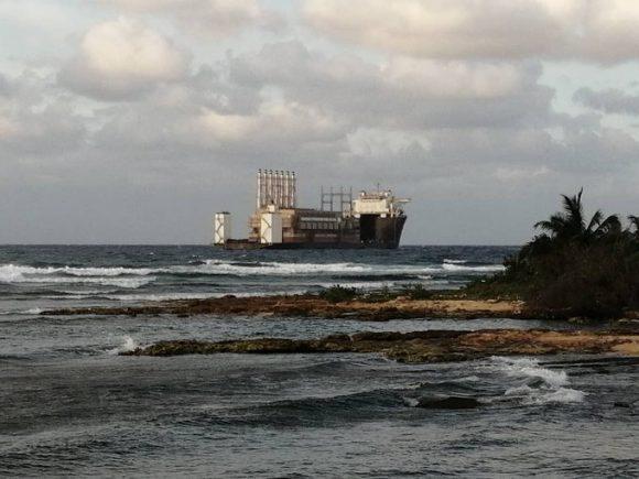 Central eléctrica flotante en el mar