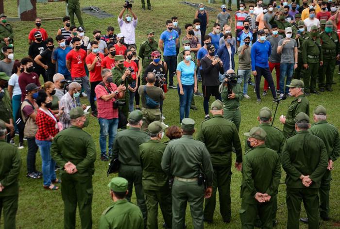 Díaz-Canel en Día de la Defensa con los jóvenes