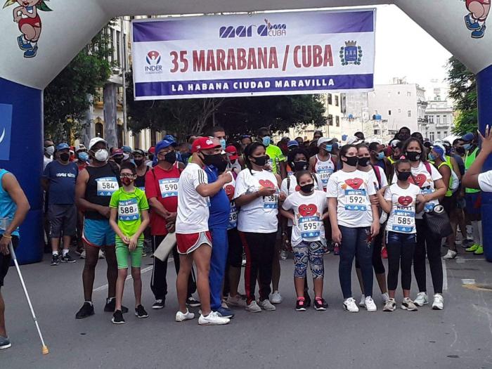 Personas en la línea de arrancada de Marabana