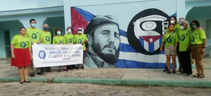 Brigada canadiense de solidaridad, aparece un cartel con Fidel y el símbolo de los CDR