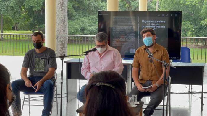 (de derecha a izquierda) Presentaron el libro Michel Enrique Torres Corona, director editorial de Nuevo Milenio, además presentador del programa Con Filo e Iroel Sánchez director de la Pupila Asombrada. A su lado, Javier Gómez Sánchez quien presentó, como parte de las actividades, su documental La dictadura del algoritmo.