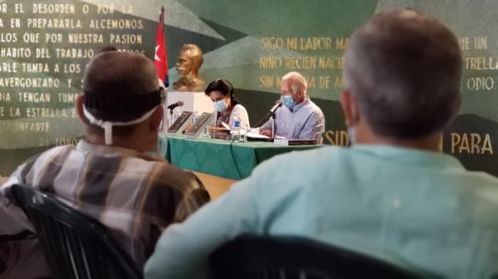Alberto Prieto Rozos, Premio Nacional de Ciencias Sociales y Humanísticas y Premio Nacional de Historia, presentó el libro Más allá de la leyenda, de la documentalista Estela Bravo.