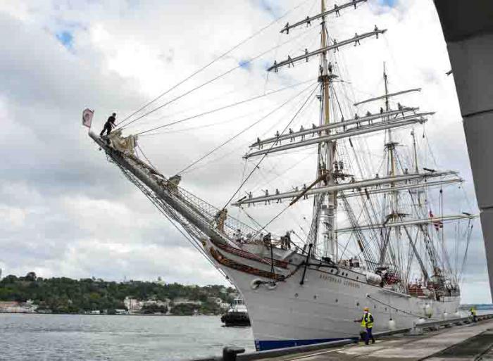 El velero noruego Statsraad Lehmkuhl, arriba a la Terminal de Cruceros Sierra Maestra, en La Habana, el 24 de noviembre de 2021,  como parte de la iniciativa One Ocean. ACN FOTO/Diana Inés RODRÍGUEZ RODRÍGUEZ/sdl