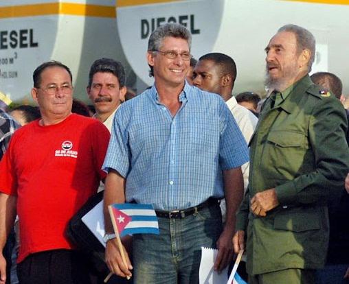 Díaz-Canel junto a Fidel Castro y otras personas