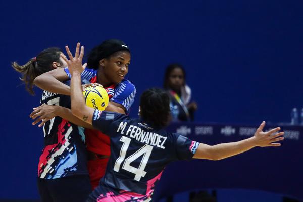 Yudisaday Rodríguez #13 de Cuba ataca ante la defensa de Paraguay durante el juego de la ronda clasificatoria del balonmano femenino de los I Juegos Panamericanos Júnior celebrado en el Coliseo Iván Vassilev, el 24 de Noviembre de 2021, en el Valle del Cauca, Colombia. FOTO: Calixto N. Llanes/Periódico JIT (Cuba)