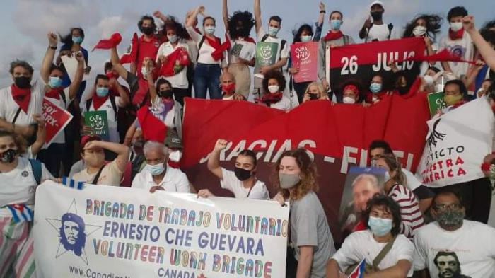 Personas reunidas con carteles y banderas en acto de homenaje a Fidel