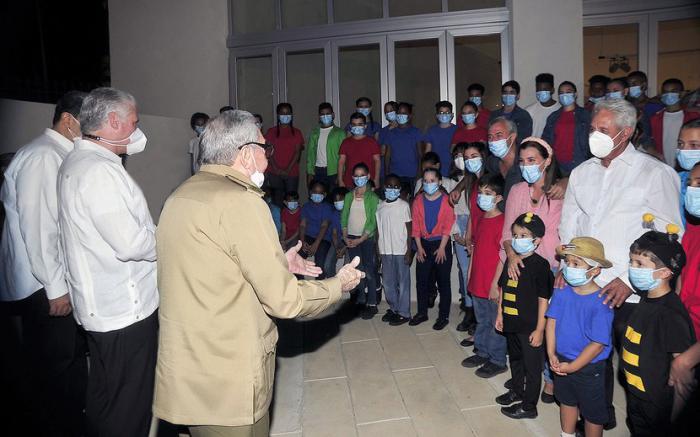 Raúl Castro con niños de La Colmenita en la inauguración del centro Fidel Castro