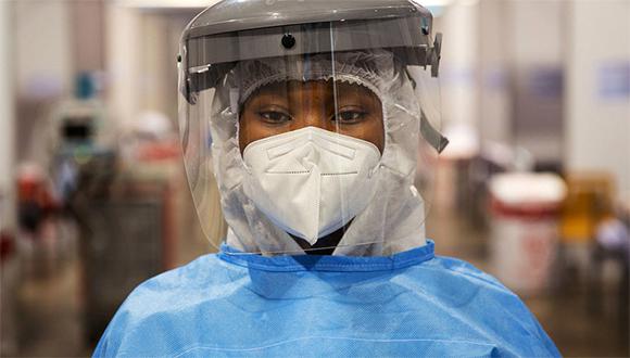 Enfermera en un hospital de campaña en Johannesburgo.