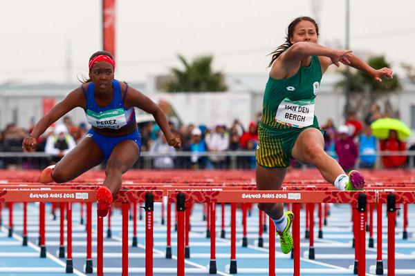 Keily Linet Pérez Ibañez (izquierda), de Cuba, compite en la primera etapa clasificatoria de los100 metros con vallas femenino durante el atletismo de los III Juegos Olímpicos de la Juventud Buenos Aires 2018 en el Estadio de Atletismo del Parque Olímpico de la Juventud, el jueves 11 de octubre de 2018, en Buenos Aires, Argentina. Foto: Calixto N. Llanes/Periódico JIT (Cuba)