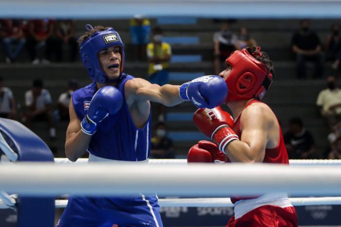Boxeador cubano dando un golpe al contrincante