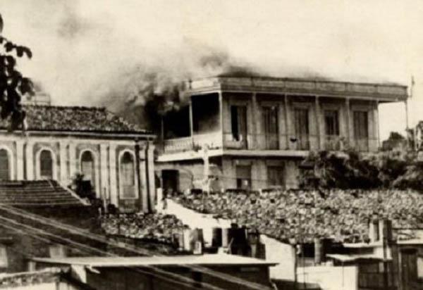 Cuartel de la policía de Santiago de Cuba incendiado el 30 de noviembre de 1956