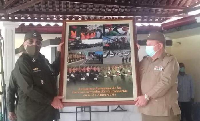 El viceministro del Interior, General de Brigada Jesús Manuel Burón Tabit, entregó un reconocimiento al jefe de la Dirección  Política de las FAR, General de División Víctor Rojo Ramos.