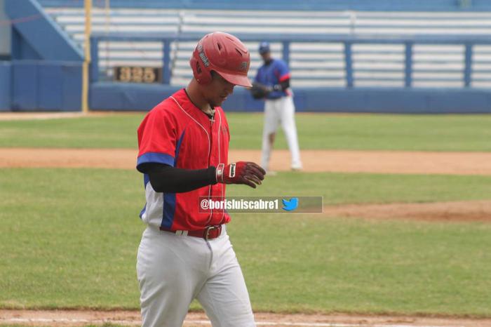 Pelotero cubano en el campo