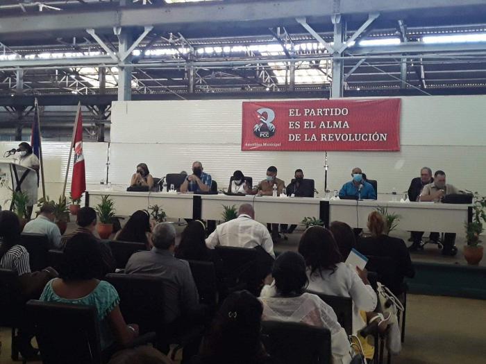 Presidencia y participantes en la asamblea de balance del Partido
