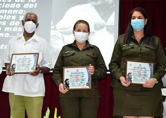 Felicita el Ministro del Interior a los trabajadores de la salud