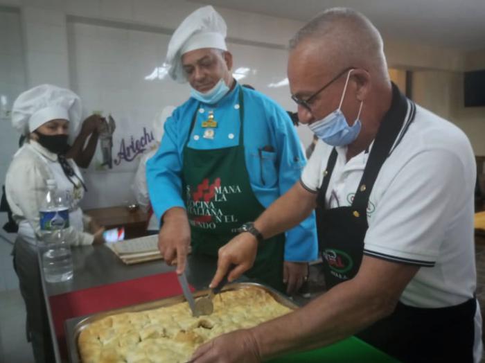 Rodolfo Lago, chef del hotel Tulipán, practica el corte en una focaccia.