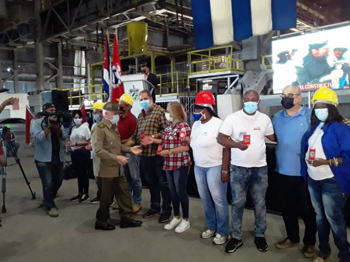 Trabajadores que fueron reconocidos junto a Luis Antonio Torres Iríbar, primer secretario del Partido en La Habana. Ramiro Valdés saluda a los homenajeados