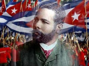 Antonio Maceo y personas al fondo con la bandera cubana