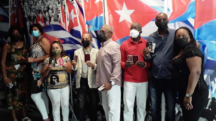 Deportistas con una medalla de reconocimiento