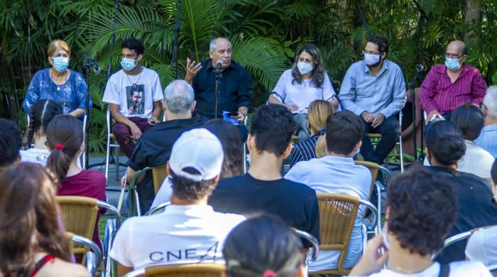 Ministro de Cultura junto a los jóvenes ganadores de concursos nacionales e internacionales en la sede de la UNEAC
