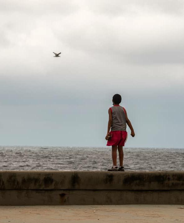 niño en el malecón