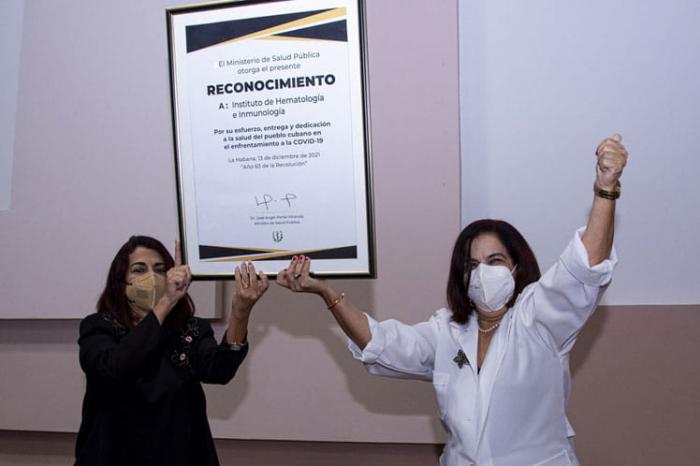 Momento que entregan el reconocimiento a la dirección del centro