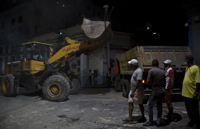 Derrumbe parcial de una pared de un edificio en la esquina de las calles Monte y Ángeles. 