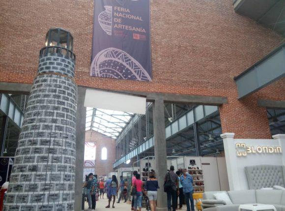 Feria Nacional de Artesanía de La Habana en Línea y 18, se ven personas mirando lo que se oferta