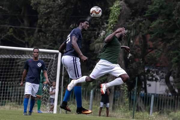 Jugadores de fútbol en el terreno