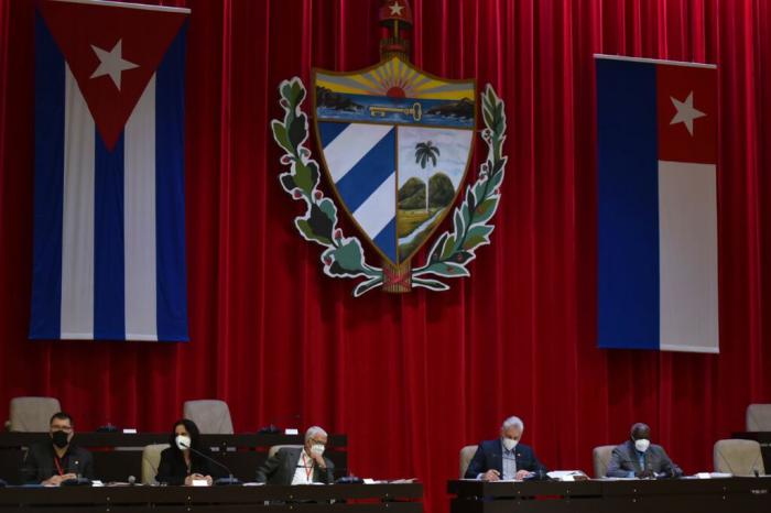 Miguel Díaz-Canel y otras personas que presiden la reunión del trabajo en comisiones de la Asamblea Nacional del Poder Popular